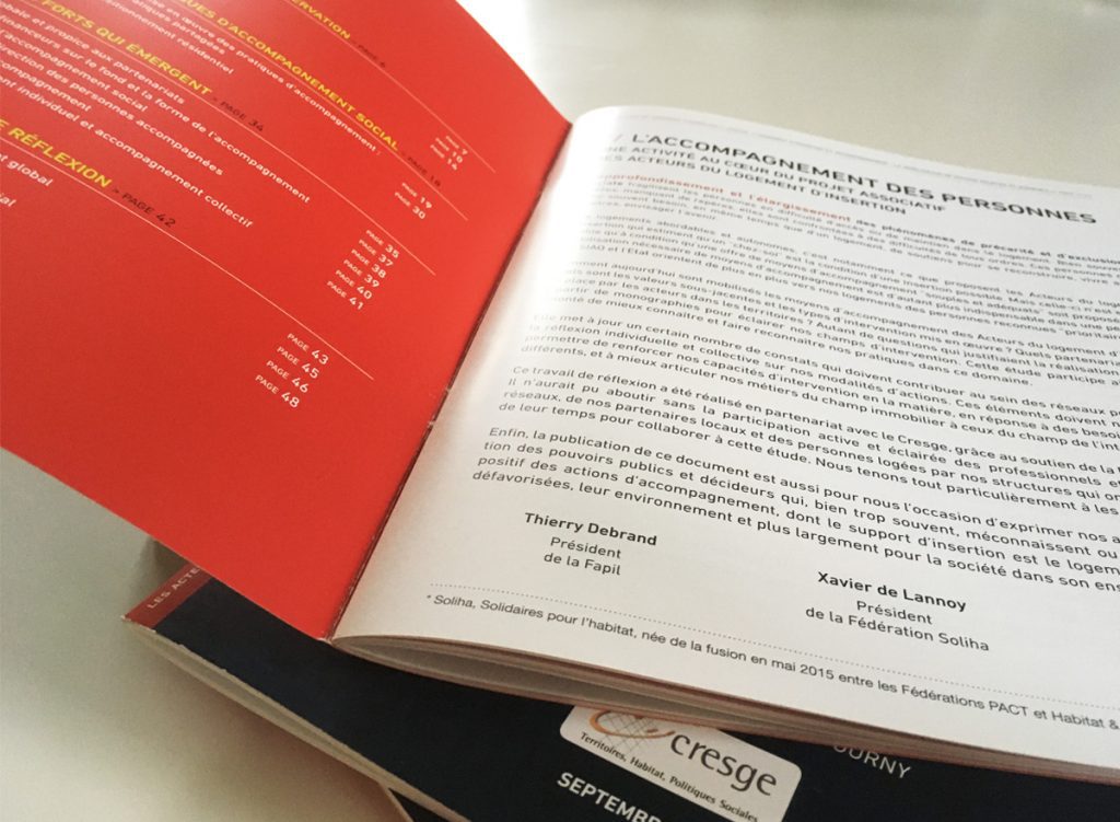 Rapport d'étude sur le logement d'insertion créé pour les Acteurs du Logement d'Insertion par Caramel & Paprika - Un des exemplaires imprimés ouvert en pages 2 et 3