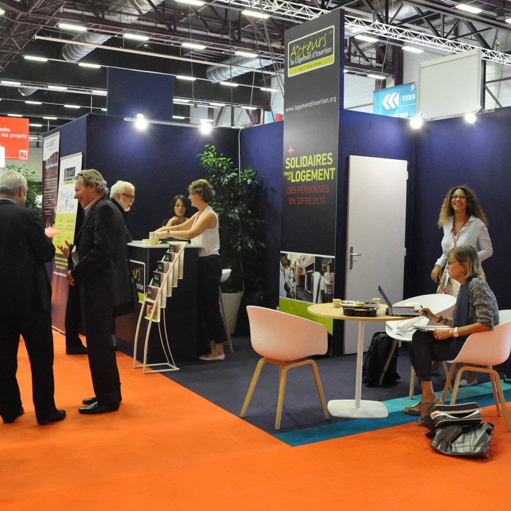 Les ALI - Stand H'Expo 2015 - Photo 1 Habillage d'un stand d'exposition créé pour les Acteurs du Logement d'Insertion par Caramel & Paprika - Photo 1 du stand assemblé sur place (Photo © Les ALI)
