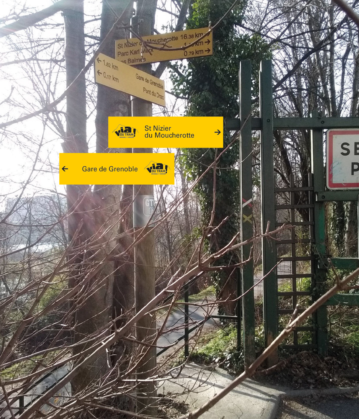 Identité visuelle de la Via du Tram créée pour Grenoble-Alpes Métropole par Caramel & Paprika - Exemple de lames directionnelles (mockup)