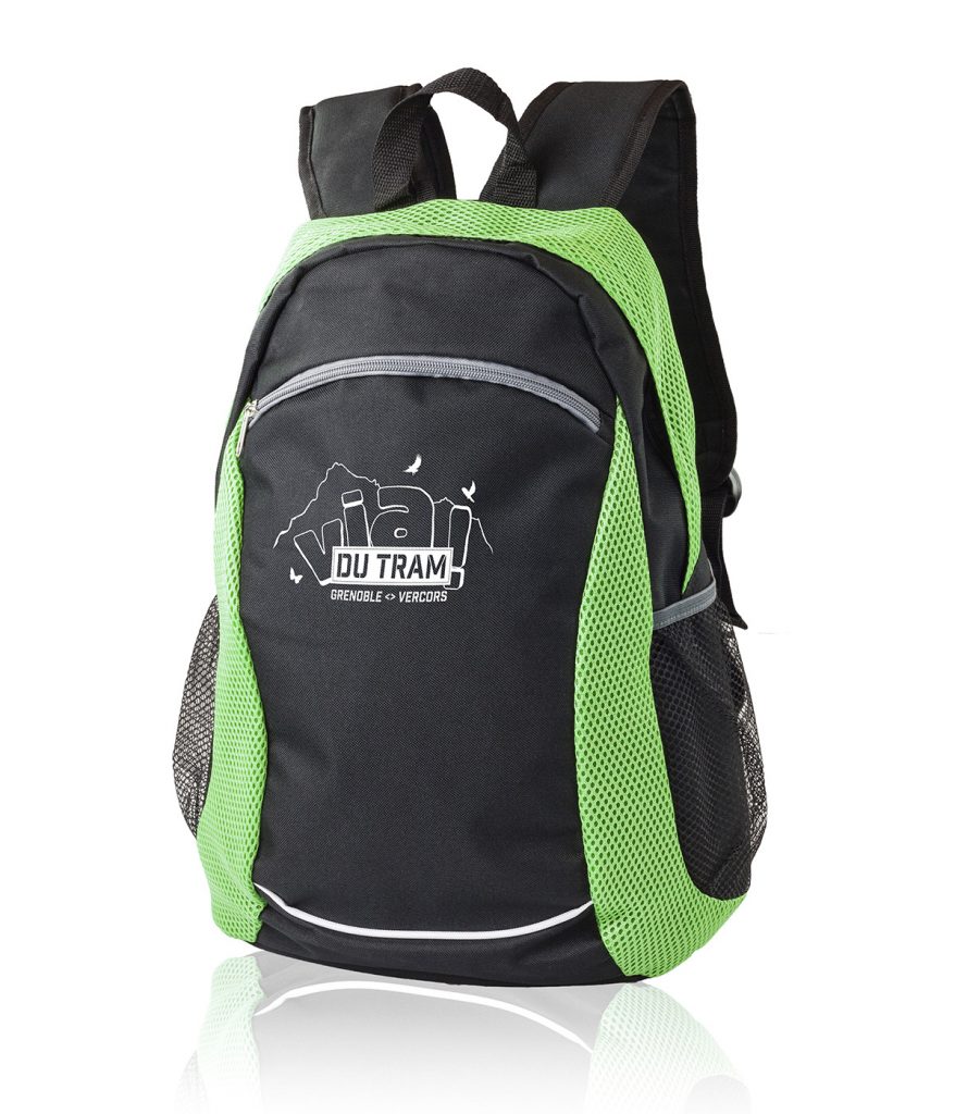 Identité visuelle de la Via du Tram créée pour Grenoble-Alpes Métropole par Caramel & Paprika - Exemple de flocage sur un sac à dos (mockup)