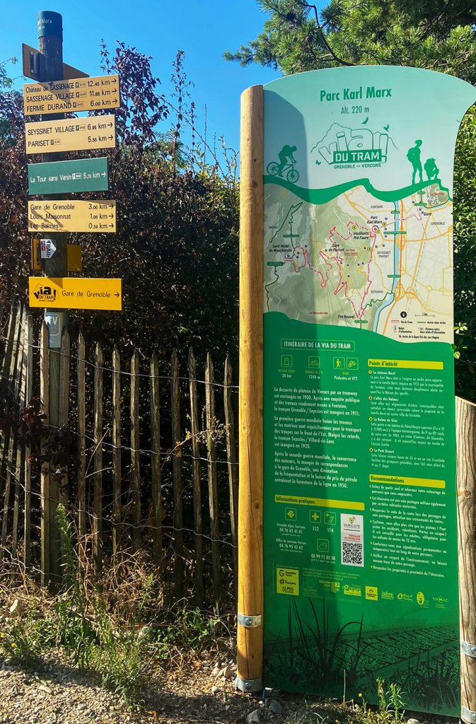 Identité visuelle de la Via du Tram créée pour Grenoble-Alpes Métropole par Caramel & Paprika - RIS installé au parc Karl Marx sur la commune de Fontaine, Isère.