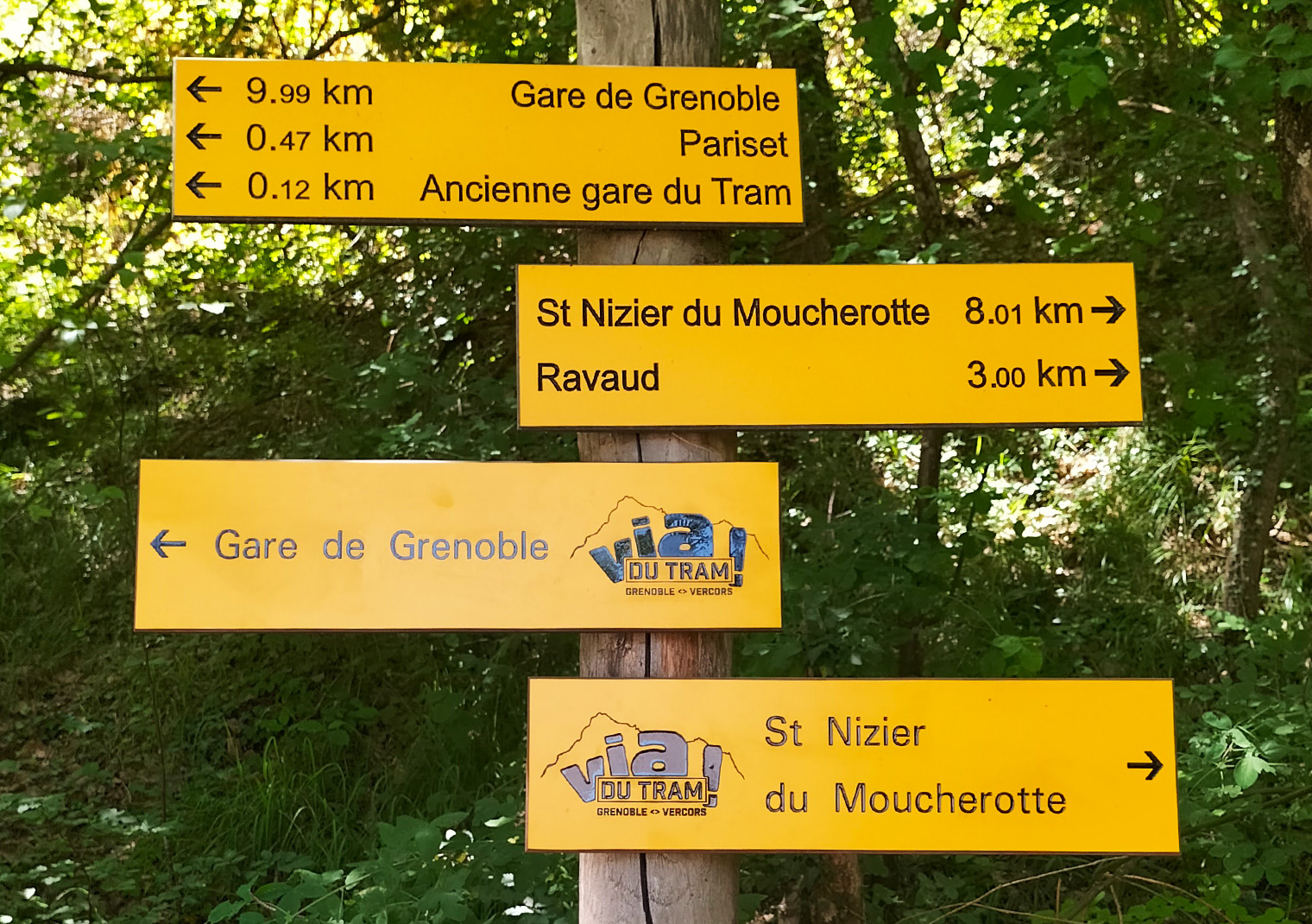 Identité visuelle de la Via du Tram créée pour Grenoble-Alpes Métropole par Caramel & Paprika - Lames directionnelles - Vignette projet