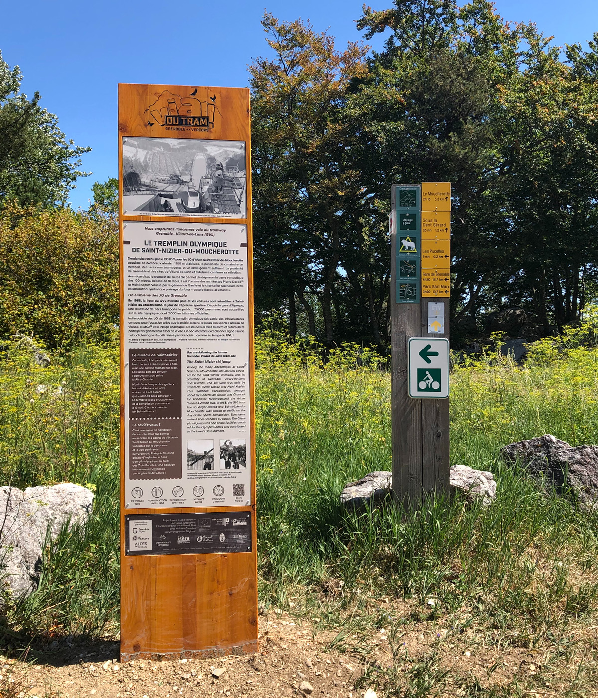 Panneaux d'exposition sur le patrimoine de la Via du Tram créés pour Grenoble-Alpes Métropole par Caramel & Paprika - Panneau 6 consacré au tremplin olympique de Saint-Nizier-du-Moucherotte installé sur site.