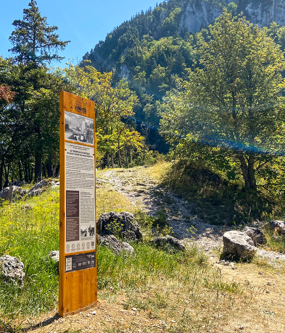 Panneaux d'exposition sur le patrimoine de la Via du Tram créés pour Grenoble-Alpes Métropole par Caramel & Paprika - Vue élargie du panneau 6 consacré au tremplin olympique de Saint-Nizier-du-Moucherotte installé sur site.