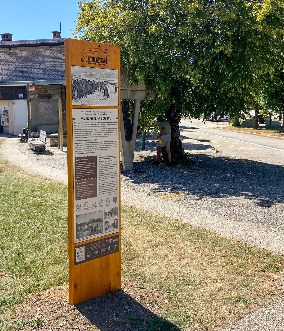Panneaux d'exposition sur le patrimoine de la Via du Tram créés pour Grenoble-Alpes Métropole par Caramel & Paprika - Panneau 14 intitulé "La vie quotidienne au temps du GL.V" installé sur site.