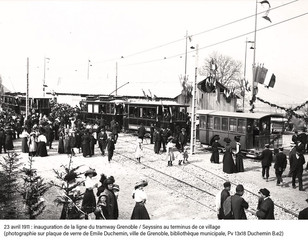 Visuel extrait des panneaux d'exposition sur le patrimoine de la Via du Tram créés pour Grenoble-Alpes Métropole par Caramel & Paprika - Photographie sur plaque de verre prise par Emile Duchemin, inauguration du tramway le 23 avril 1911 à Seyssins.