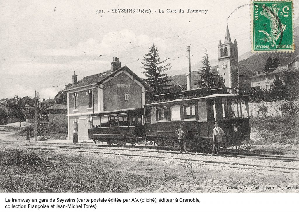 Visuel extrait des panneaux d'exposition sur le patrimoine de la Via du Tram créés pour Grenoble-Alpes Métropole par Caramel & Paprika - Carte postale éditée au début du XXe siècle montrant la gare de tramway de Seyssins.