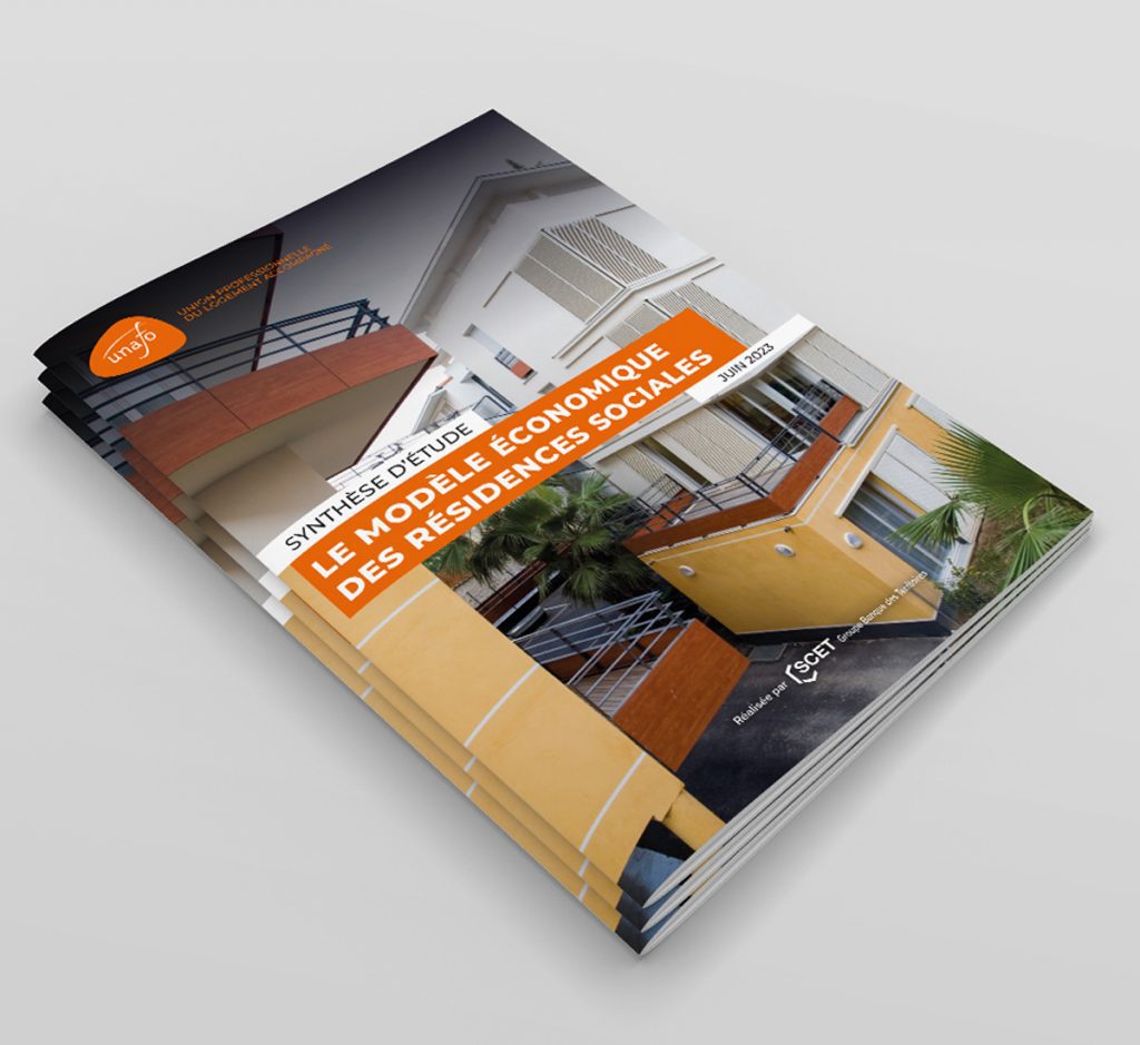 Livret "Synthèse d'étude - Le modèle économique des résidences sociales" créé pour l'Unafo par Caramel & Paprika - Pile de trois livrets (mockup)