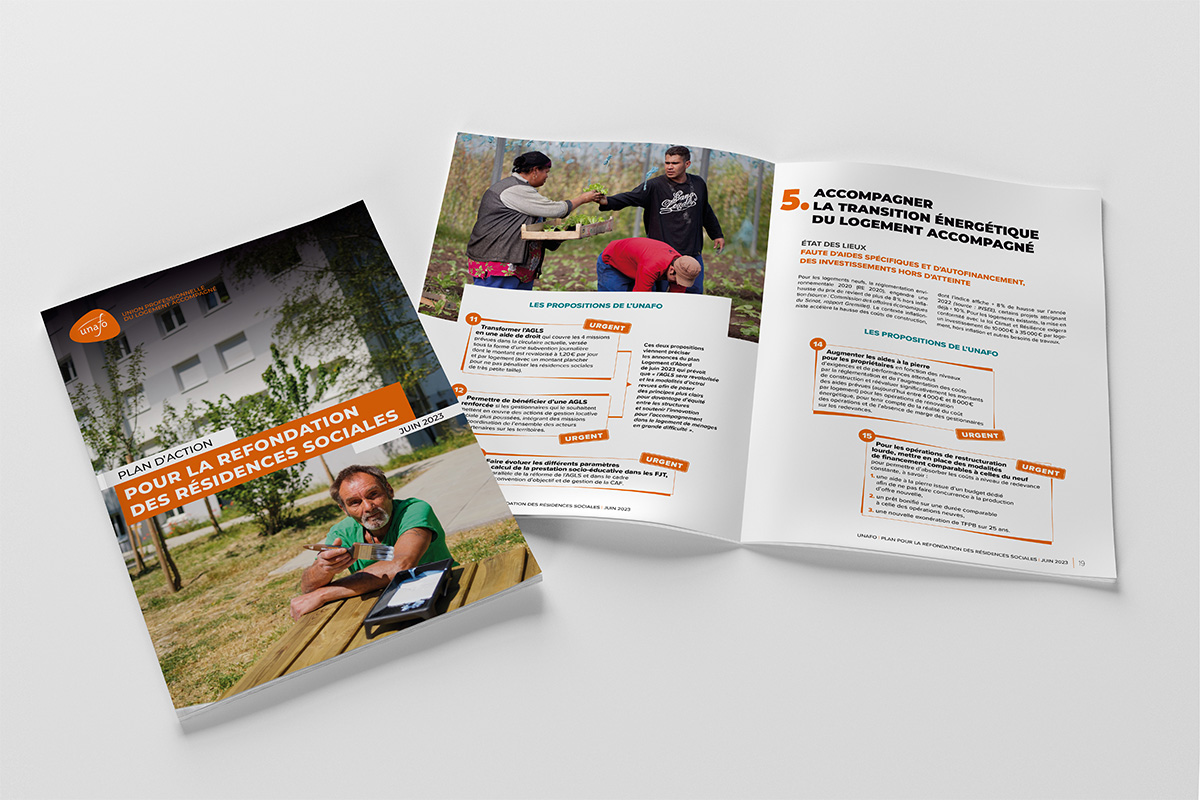 Brochure "Plan d'action pour la refondation des résidences sociales" créée pour l'Unafo par Caramel & Paprika - Vue réaliste d'une brochure fermée et d'une autre ouverte (mockup)