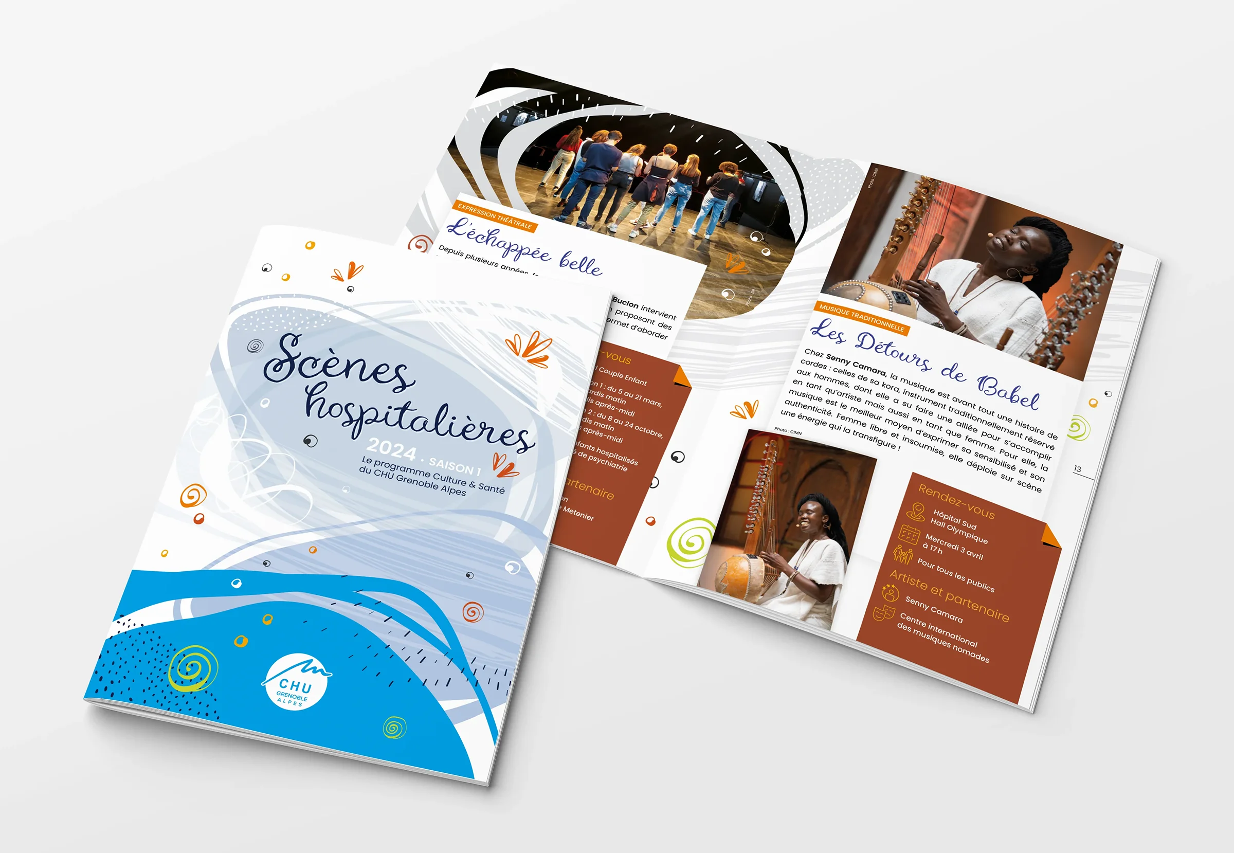 CHU GRENOBLE ALPES - Scènes hospitalières 2024 - Mockup Programme culturel "Scènes hospitalières" créée pour le CHU Grenoble Alpes par Caramel & Paprika - Vue réaliste d'une brochure fermée et d'une autre ouverte (mockup).
