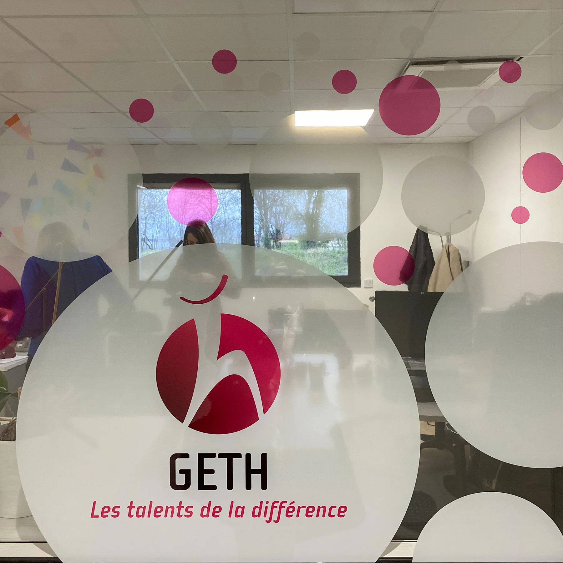 GETH - Vitrophanie - Détail Vitrophanie intérieure créée par Caramel & Paprika pour les nouveaux locaux du GETH - Détail