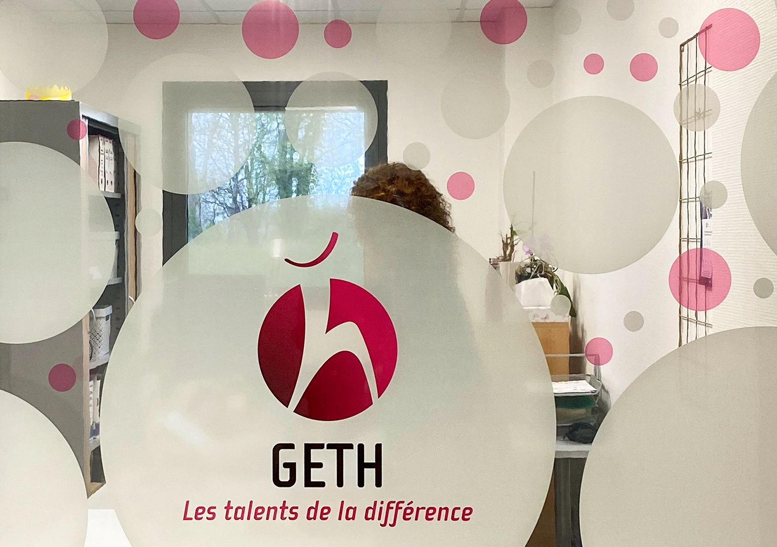 GETH - Vitrophanie - Vignette projet Vitrophanie intérieure créée par Caramel & Paprika pour les nouveaux locaux du GETH - Vignette projet