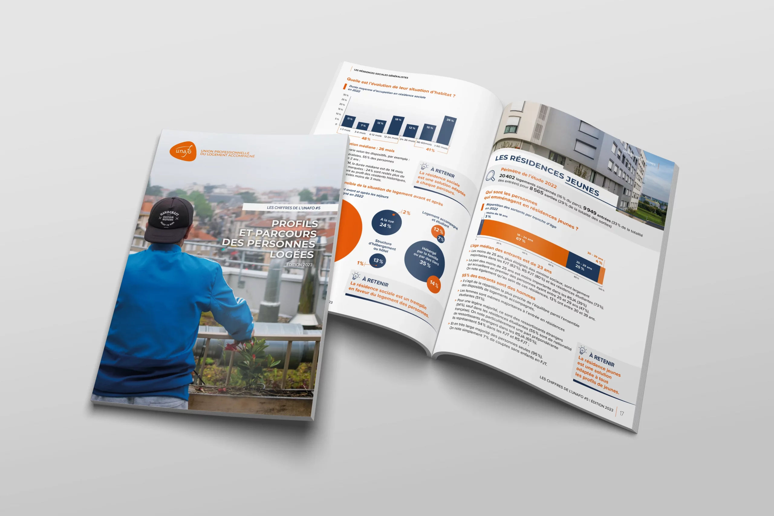 UNAFO - Chiffres nationaux 2023 - Mockup Rapport d'étude « Chiffres nationaux #5 - Edition 2023 » créée pour l'Unafo par Caramel & Paprika - Vue réaliste d'une brochure fermée et d'une autre ouverte (mockup)